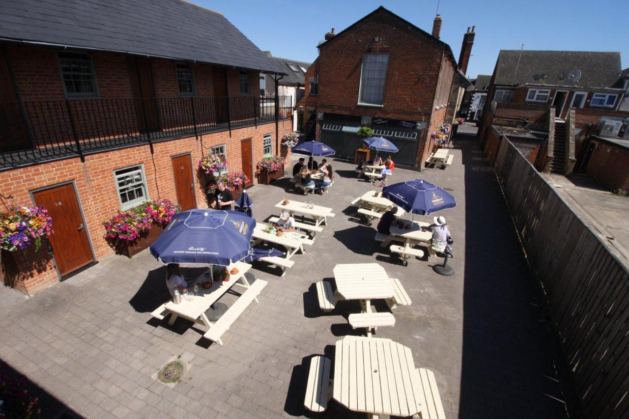 Отель The Angel In Wootton Bassett Ройал-Вуттон-Бассет Экстерьер фото