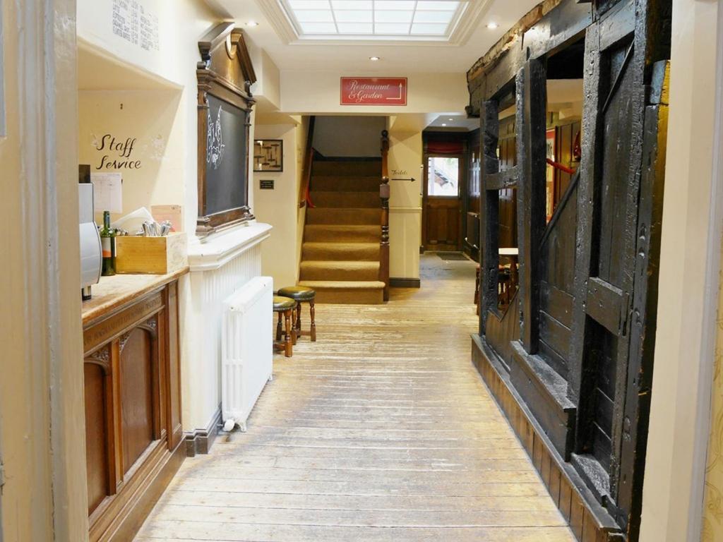 Отель The Angel In Wootton Bassett Ройал-Вуттон-Бассет Экстерьер фото